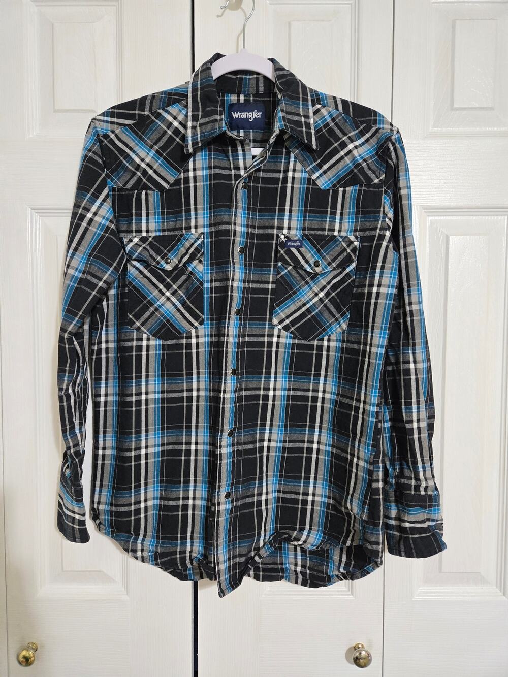 Wrangler medium men's blue and black plaid button up long sleeve shirt